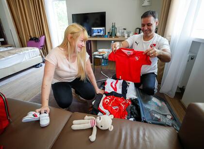 José Pérez y Flavia Lavorino de Buenos Aires empacan la ropa de bebé antes de conocer a su hijo Manuel por primera vez