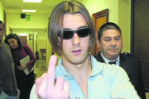 El adolescente que mató a sus padres y a su hermana y hoy es marido, padre y corredor de bolsa