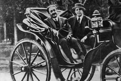 José Razzano y Carlos Gardel pasean por Palermo, en 1934