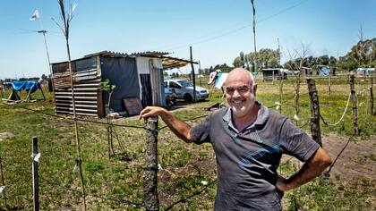 José Rearte frente a su casa, ubicada en una de las calles que los vecinos abrieron en el predio tomado