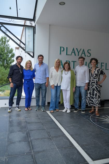 José Roca, curador de Pinamar Contemporáneo, Barbara Russi de Shaw, el intendente Juan Ibarguren, la secretaria de turismo Alejandra Apolonio, Elsa Shaw de Canale de Pinamar S.A, Andrés Duprat, director artístico de Pinamar Contemporáneo, y Magdalena Canale