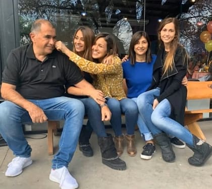 José Roccuzzo y Patricia Blanco con sus tres hijas: Antonela, Paula y Carla