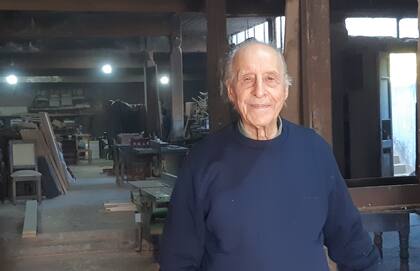 José Rodríguez, en su taller de Balcarce