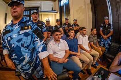 José Rodríguez Saráchaga observó que hasta los policías que están presentes en la sala de audiencias de Dolores tienen una actitud corporal menos uniforme que los acusados por el crimen de Fernando Báez Sosa