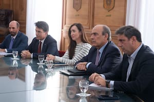 José Rolandi (izquierda) y Victoria Villarruel se reunieron con los titulares de las bancadas dialoguistas de la Cámara alta