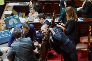 José Rolandi, vicejefe de gabinete, conversa con Martín Menem y Alejandro Finocchiaro, de Pro, en un alto en la Cámara de Diputados