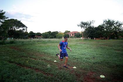 José “Ruli” Ríos, del Fulgencio Yegros Club, de segunda división, entrena en solitario en Ypane