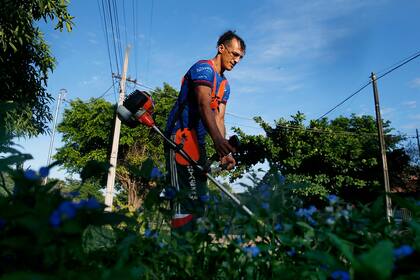 Para sobrevivir, José “Ruli” Ríos trabaja como jardinero mientras espera que empiece el campeonato