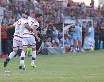 José Sand (autor del primer gol de Lanús) y Lautaro Acosta festejan el 1-0 del equipo de Zubeldía ante Patronato