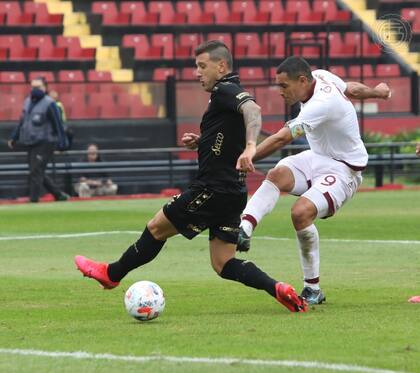 José Sand convierte con un derechazo cruzado su primer gol para Lanús en Santa Fe