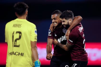 Los hacedores del gol de Lanús, Nicolás Orsini y José Sand, festejan la conquista, que supondrá la victoria en la primera semifinal de la Copa Sudamericana; lo sufre Lucas Hoyos, arquero de Vélez.