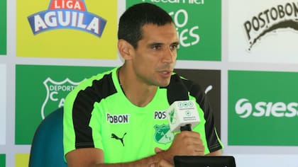 Jos Sand en conferencia de prensa