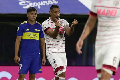 José Sand festeja el gol del empate de Boca y Lanús: por el VAR, el tanto se convalidó 