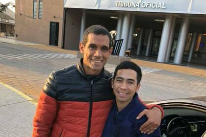 José Sand y William Pereyra, en el hipódromo; el goleador aconsejó al jinete inscribirse en la escuela de aprendices cuando trabajaba en Corrientes