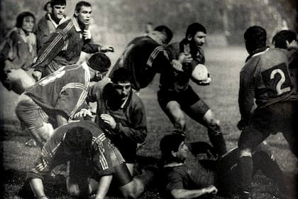 José Santamarina con la pelota, la noche del triunfo tucumano sobre Francia (Foto La Gaceta)