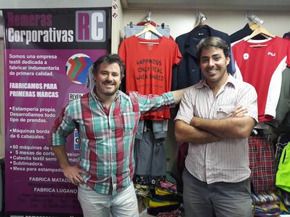 José Sarasola junto a los chicos de Elepants fabricando remeras