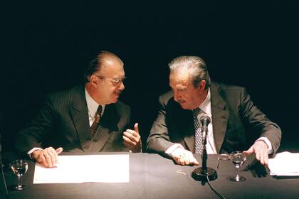 José Sarney y Raúl Alfonsín, de vuelta juntos durante la presentación del libro El dueño del mar, en el Centro Cultural Borges en 1998