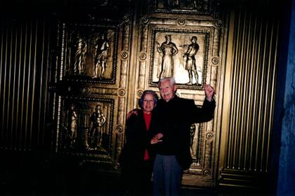 José Siderman y su esposa celebran en la puerta de la Suprema Corte de Justicia de Estados Unidos