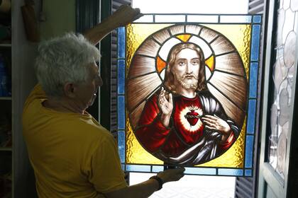 José Soler con un Sagrado Corazón convertido en vitral