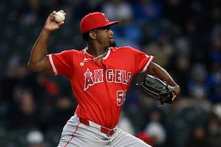 José Soriano lanza pelota de dos hits en seis entradas sin carreras y Angelinos vencen 2-0 a Cachorros