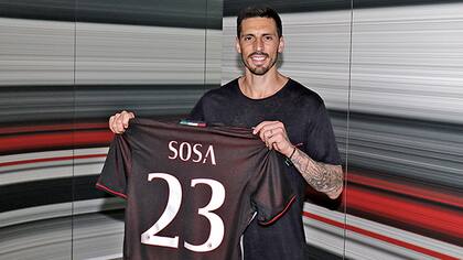 José Sosa con su nueva camiseta del Milan