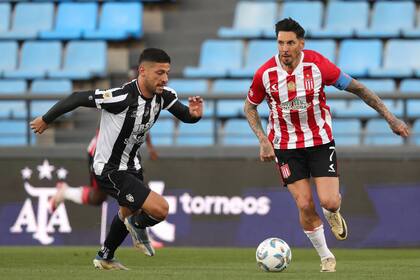 José Sosa en acción; a los 39 años, el Principito fue titular en el mediocampo de Estudiantes en Córdoba.