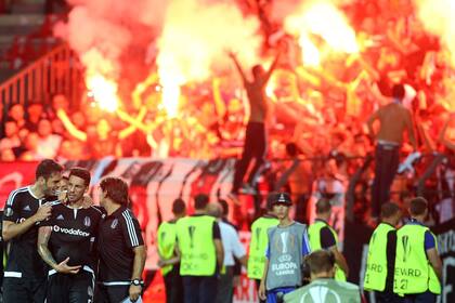 José Sosa festeja su gol en la victoria de Besiktas, que llevó miles de hinchas a Albania