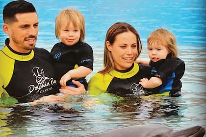 José Sosa junto a su exesposa, Carolina Alurralde y sus dos hijas mellizas, Rufina y Alfonsina