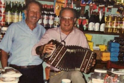 José Trinfón Vargas, su padre, tocando un chamamé con el bandoneón en el almacén