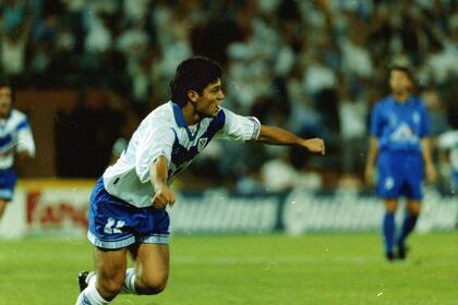 José Turu Flores festeja uno de sus dos goles contra Cartaginés, de Costa Rica; Vélez se impuso por 2 a 0 y se quedó con el título en 1996