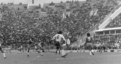 José Úbeda remata al arco durante el partido entre Huracán y Vélez, en Parque Patricios, por la décima fecha del Metropolitano de 1978.