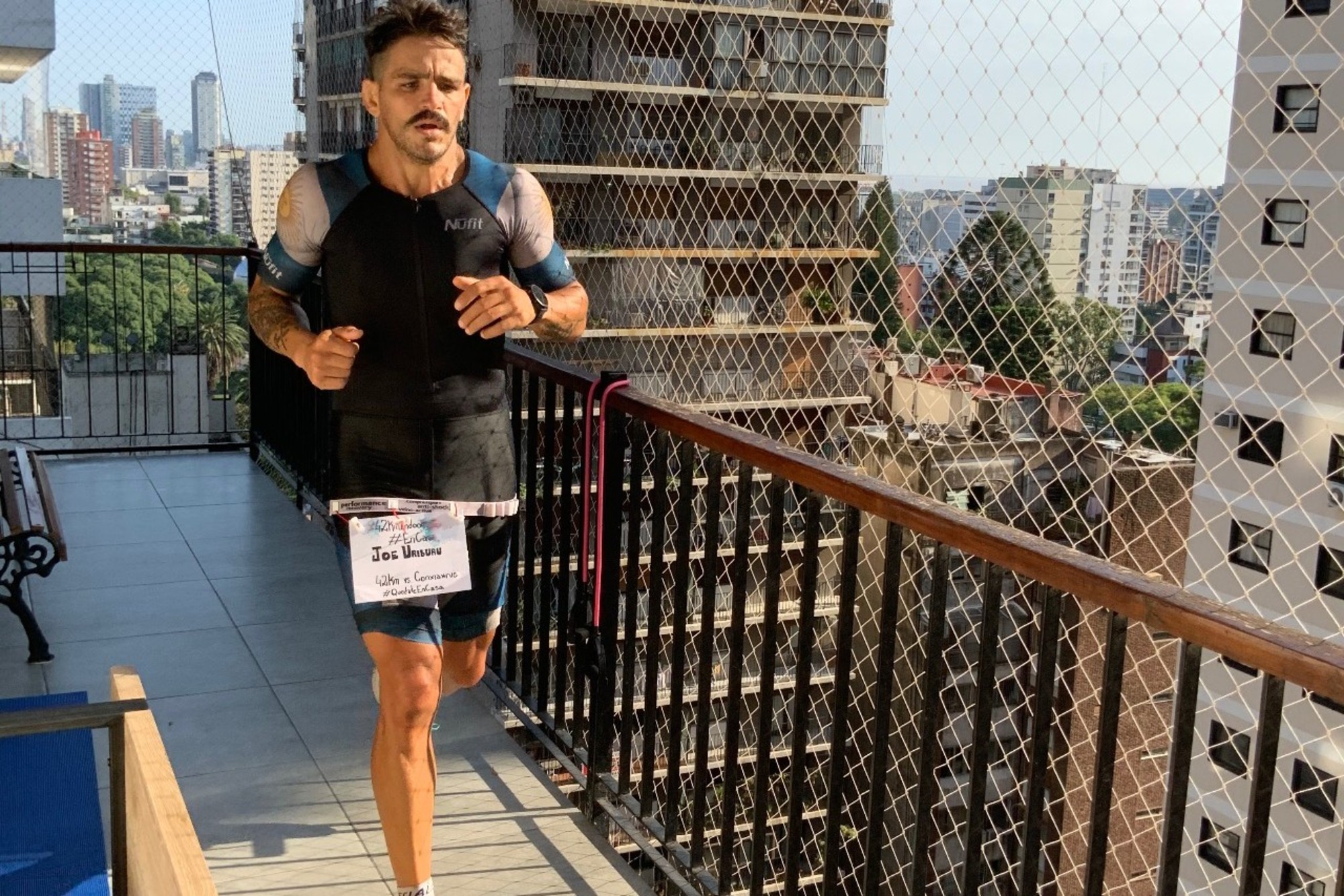 José Uriburu no deja que el aislamiento por coronavirus lo detenga; tardó tres horas y 48 minutos para completar los 42 kilómetros en su departamento