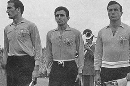 José Varacka, Oreste Omar Corbatta y Pedro Dellacha con la camiseta de Malmoe, en el debut de Suecia 1958, ante Alemania Occidental. Fue derrota por 3-1