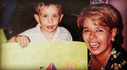José Vildoza junto a su mamá, en una actividad escolar en Córdoba; Ana crió a Pepe sin un padre, una situación que su hijo conoció a su momento pero en la que no profundizó con muchas preguntas.