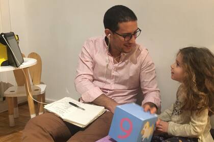 José y Regina, entre juegos y obligaciones