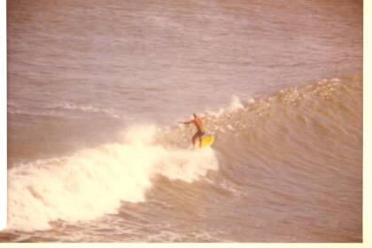 José Zurga surfea una ola en Chicama, Perú