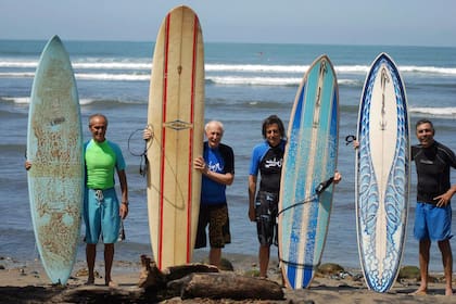 José Zurga y el "Negro" Bermúdez con sus amigos mexicanos en Saladita, México
