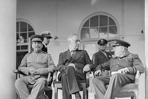 Josef Stalin, Franklin D. Roosevelt y Winston Churchill en la terraza de la legación soviética en Teherán, en noviembre de 1943, durante la primera Conferencia de los Tres Grandes