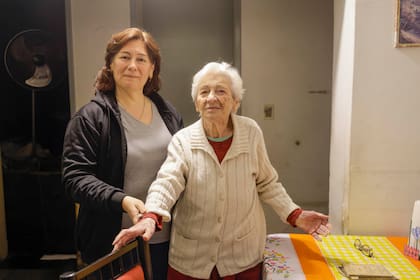 Josefa Calabro con su nieta Mercedes Román, que es administradora de empresas y que no solo la cuida sino que disfruta cada día con ella
