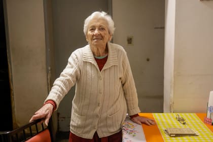 Josefa Calabró, una de las mujeres más longevas del país, en la cocina de su casa
