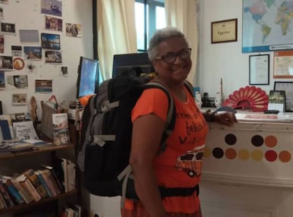 Josefa Feitosa, de 61 años, salió a recorrer el mundo con una mochila como equipaje