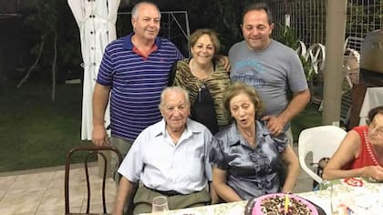 Josefa junto a su esposo y sus hijos, cuando la familia estaba completa