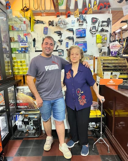 Josefa junto a su nieto Horacio en la ferretería