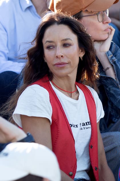 Josefina Aldanondo, cancherísima con chaleco de cuero y T-shirt con estampa, alentó a su marido, Juan Martín Nero, desde la tribuna.
