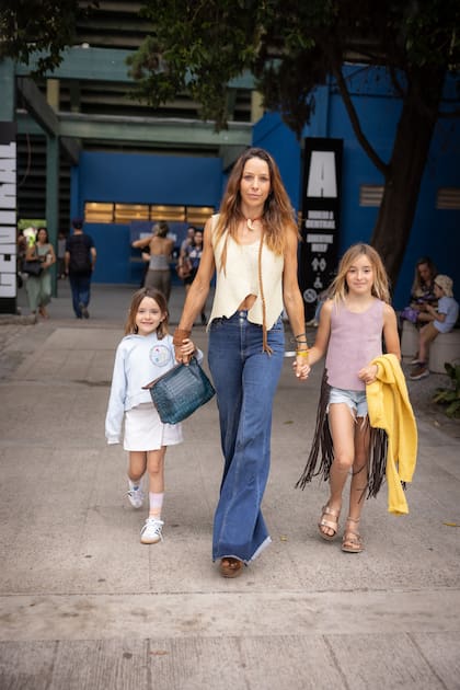 Josefina Aldanondo con sus hijas Victoria e Isabel.