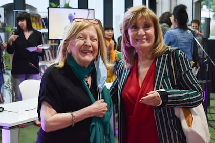 Josefina Delgado junto con su amiga, la escritora Silvia Plager