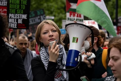 Josefina Dowbor en una de las marchas a favor de Palestina.