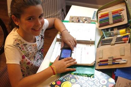 Josefina, en su cuarto, jugando con el teléfono de su mamá