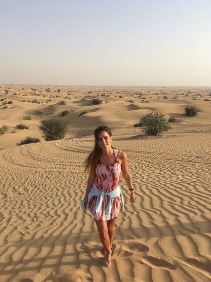 Josefina Fontana en el desierto, en Dubai.