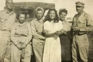 Josefina Guerrero (tercera desde la derecha) salvó muchas vidas en la Segunda Guerra Mundial, mientras padecía los estragos de su enfermedad